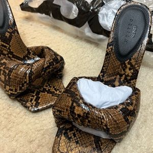 Snake print heel sanda